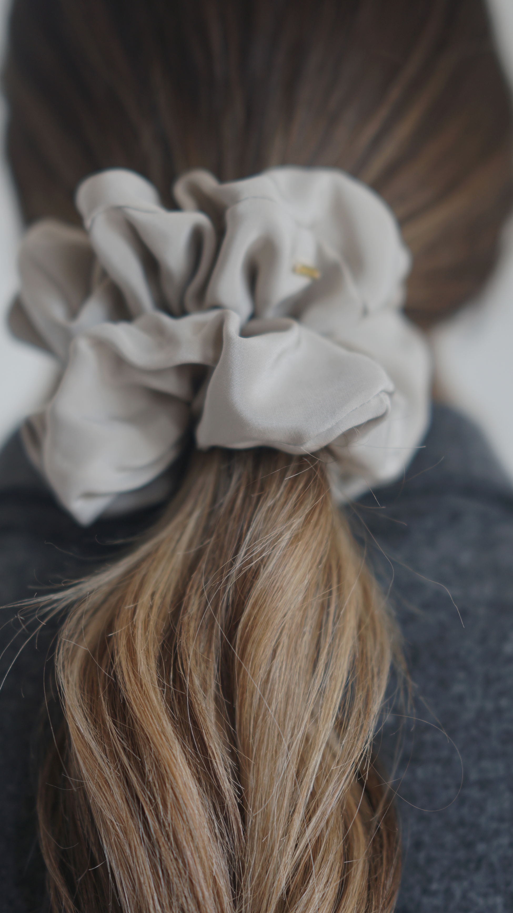 THE ALICE SCRUNCHIE LARGE - STONE