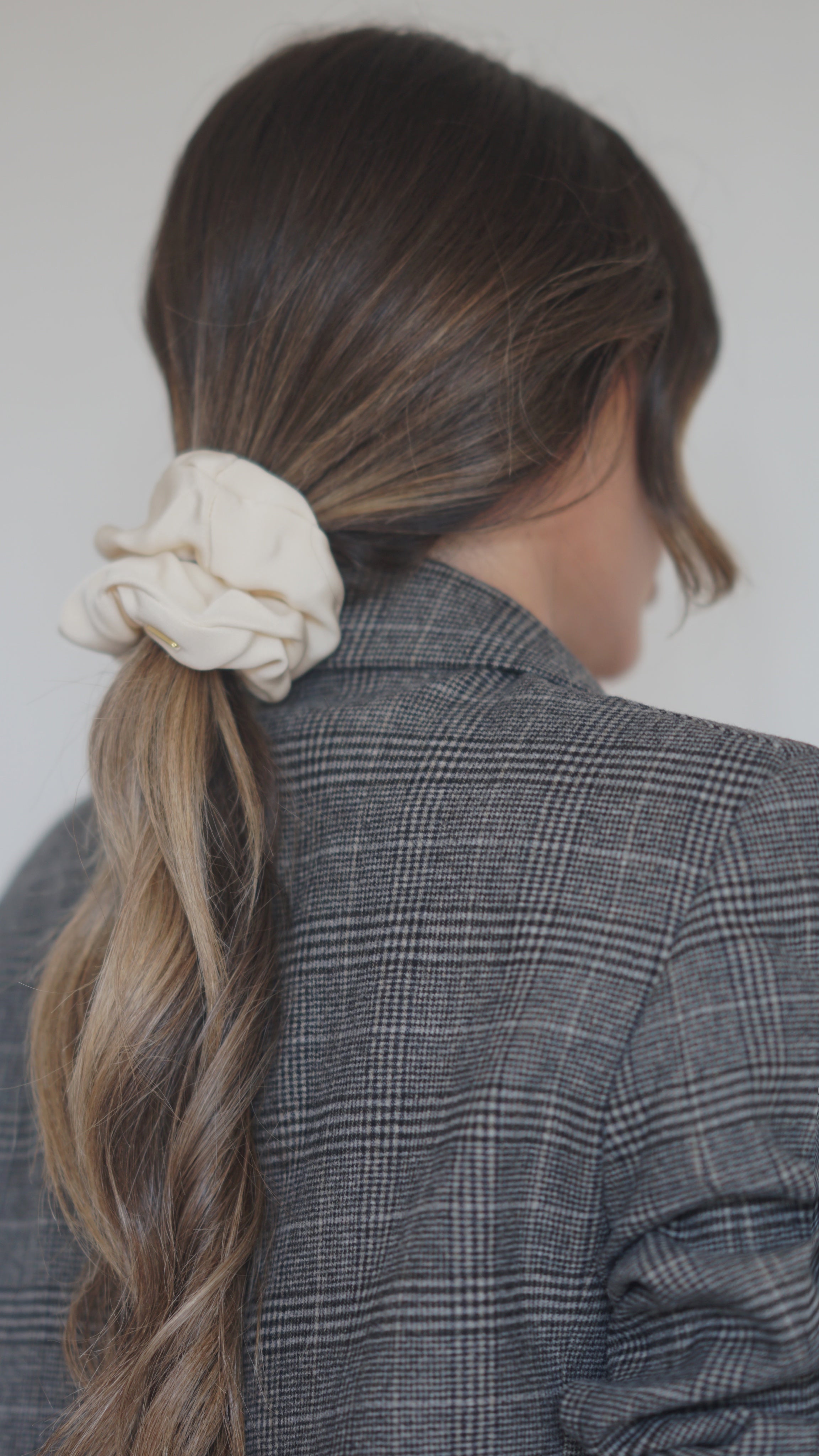 THE ALICE SCRUNCHIE SMALL - PORCELAIN