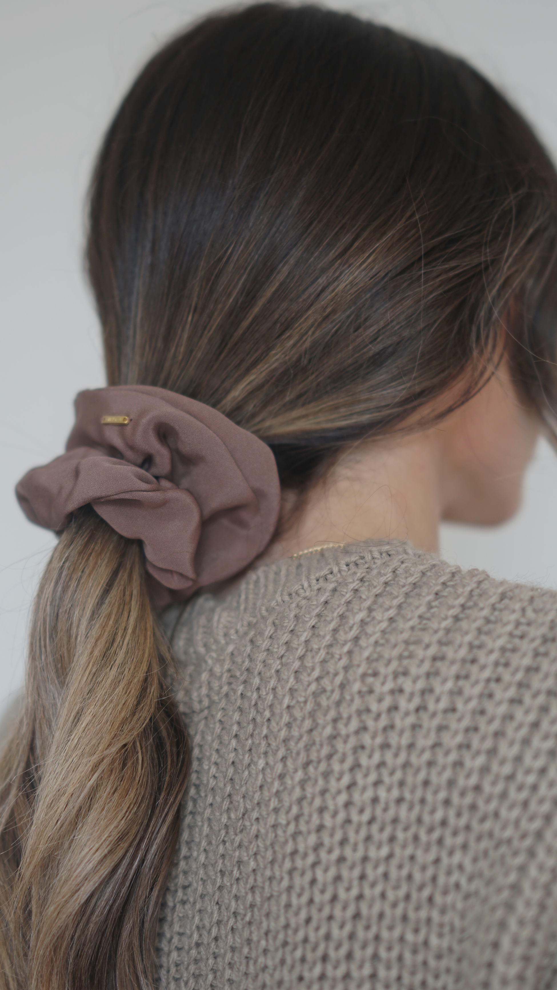 THE ALICE SCRUNCHIE SMALL - SADDLE