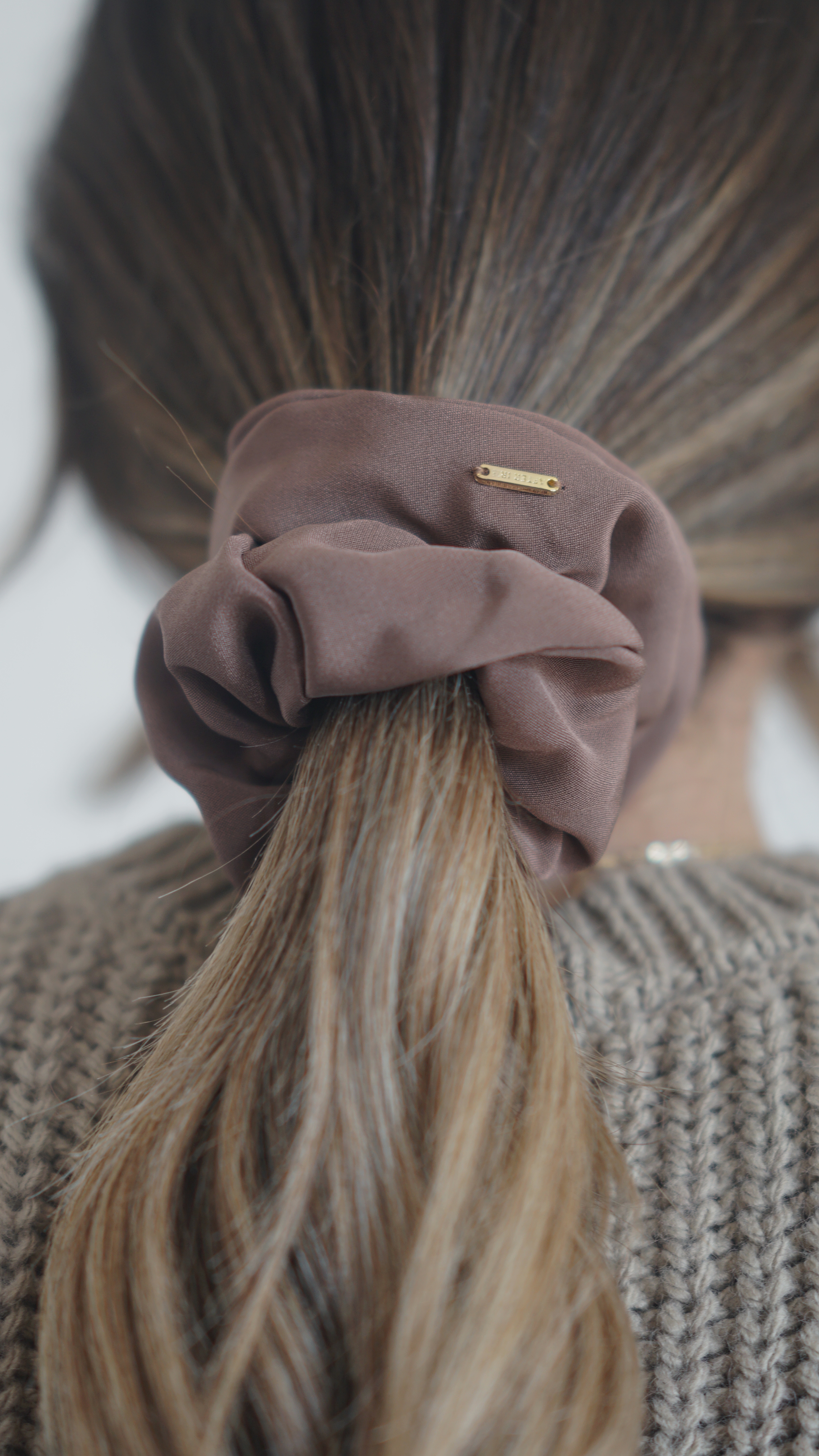 THE ALICE SCRUNCHIE SMALL - SADDLE